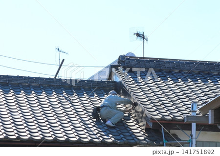 日本の職人 屋根を修理する職人 日本の職人 屋根を修理する職人 141751892