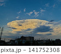 パンケーキのように焼けた雲！夕日に照らされる雲 141752308