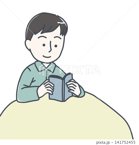 机で本を読んで微笑む若い男性 141752455