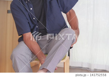 膝の痛みに悩む中高年男性 膝の痛みに悩む中高年男性 141752558