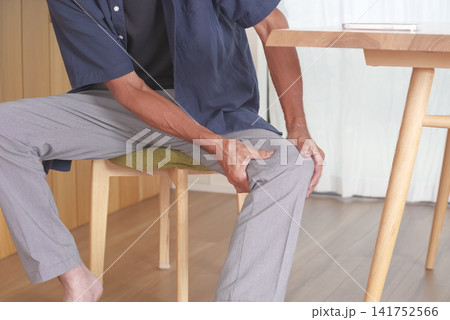 膝の痛みに悩む中高年男性 141752566