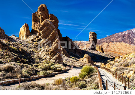 Spectacular view of the Roque Cinchado and Roques de Garcia rock formations in Teide National Park, Tenerife, Canary Islands, Spain. 141752668