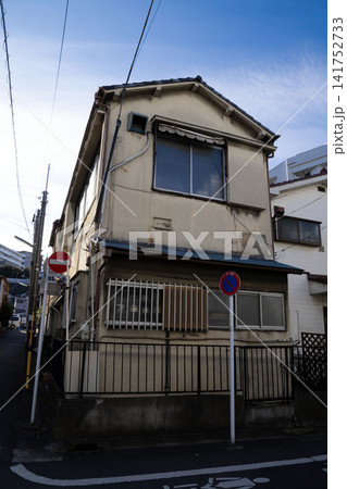 昭和の面影を残す木造・モルタル造りの古い家屋と静かな裏通りの情景 昭和の面影を残す木造・モルタル造りの古い家屋と静かな裏通りの情景 141752733