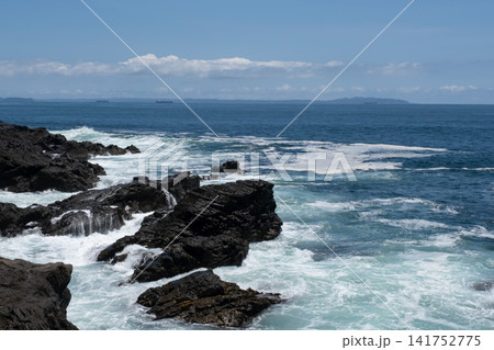 快晴の神奈川県三浦市城ヶ島沿岸と打ち寄せる波の風景 141752775
