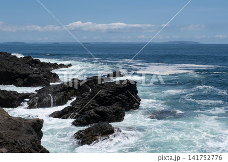 快晴の神奈川県三浦市城ヶ島沿岸と打ち寄せる波の風景 141752776