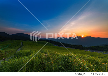 奈良県曽爾村の曽爾高原から西の山並みを望む夕景 12mm超広角レンズ 沈んで行く夕日➅ 奈良県曽爾村の曽爾高原から西の山並みを望む夕景 12mm超広角レンズ 沈んで行く夕日➅ 141753317