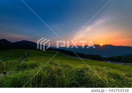奈良県曽爾村の曽爾高原から西の山並みを望む夕景 12mm超広角レンズ 沈んで行く夕日⑦ 奈良県曽爾村の曽爾高原から西の山並みを望む夕景 12mm超広角レンズ 沈んで行く夕日⑦ 141753318