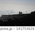 雲海に浮かぶ山小屋の風景 141753628