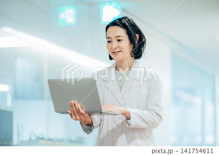 白衣を着た女性のポートレート 白衣を着た女性のポートレート 141754611