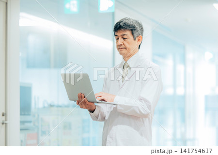 白衣を着た男性 白衣を着た男性 141754617