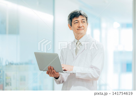 白衣を着た男性 白衣を着た男性 141754619