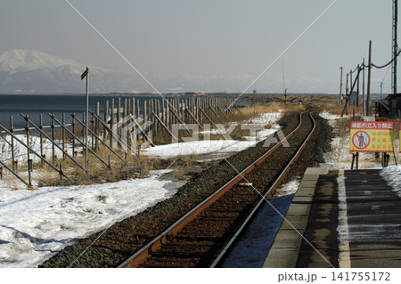 北海道釧網本線北浜駅ホームから冬の海岸風景 北海道釧網本線北浜駅ホームから冬の海岸風景 141755172