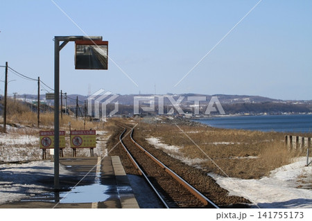 北海道釧網本線北浜駅ホームから流氷が残る海岸風景 141755173