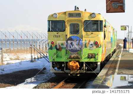 北海道釧網本線北浜駅に停車する「流氷物語号」 北海道釧網本線北浜駅に停車する「流氷物語号」 141755175
