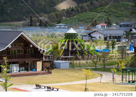 山形東根あそびあランドの大型遊具とログハウス 141755209
