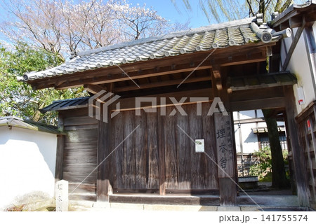 滋賀県　彦根城の井伊直弼学問所「埋木舎」と満開桜 141755574