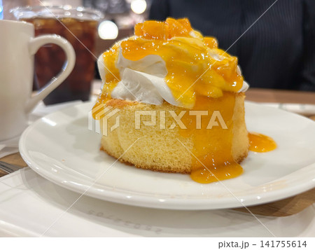マンゴーソースとホイップクリームがたっぷり乗った厚みのあるスフレパンケーキ、カフェのスイーツ マンゴーソースとホイップクリームがたっぷり乗った厚みのあるスフレパンケーキ、カフェのスイーツ 141755614