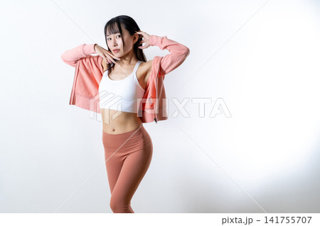 仕事帰りにジム、ヨガを始める女性イメージ ポージング 筋トレ女子 仕事帰りにジム、ヨガを始める女性イメージ ポージング 筋トレ女子 141755707