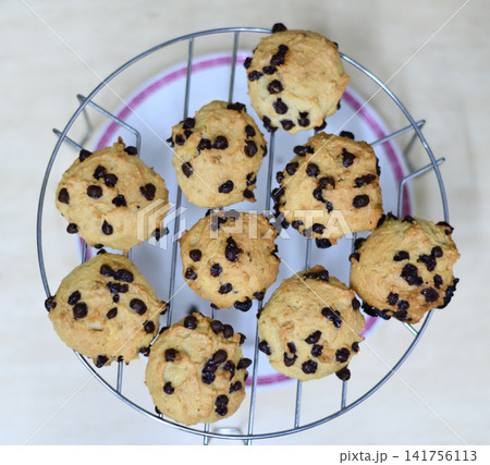 Chocolate chip cookie, cooling rack, dessert, baked, golden homemade treat Chocolate chip cookie, cooling rack, dessert, baked, golden homemade treat 141756113