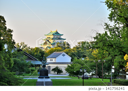 《愛知県》夕暮れの名古屋城天守閣 141756241