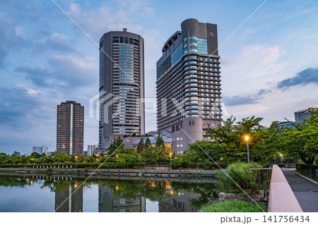 夕暮れ時の大川沿いの街並み 大阪市 夕暮れ時の大川沿いの街並み 大阪市 141756434