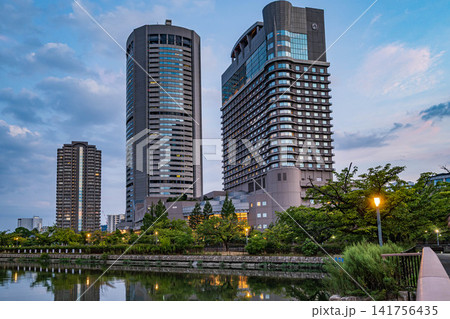 夕暮れ時の大川沿いの街並み 大阪市 夕暮れ時の大川沿いの街並み 大阪市 141756435