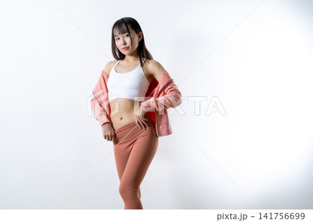 ジム、ヨガを始めて痩せた女性イメージ お腹を見せる 筋トレ女子 トリミングアップ ジム、ヨガを始めて痩せた女性イメージ お腹を見せる 筋トレ女子 トリミングアップ 141756699