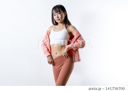 ジム、ヨガを始めて痩せた女性イメージ お腹を見せる 筋トレ女子 トリミングアップ ジム、ヨガを始めて痩せた女性イメージ お腹を見せる 筋トレ女子 トリミングアップ 141756700