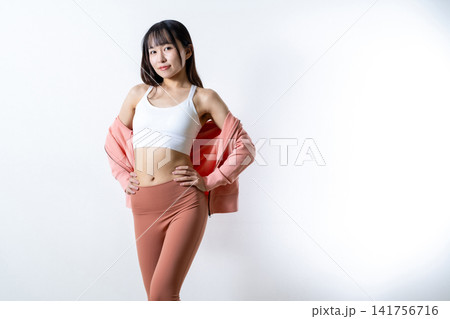 ジム、ヨガを始めて痩せた女性イメージ お腹を見せる 筋トレ女子 ジム、ヨガを始めて痩せた女性イメージ お腹を見せる 筋トレ女子 141756716