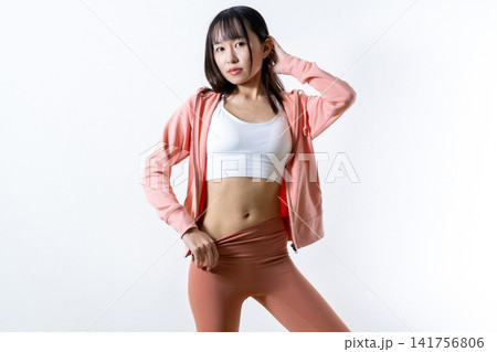 ジム、ヨガを始めて痩せた女性イメージ お腹を見せポージング 筋トレ女子 トリミングアップ ジム、ヨガを始めて痩せた女性イメージ お腹を見せポージング 筋トレ女子 トリミングアップ 141756806