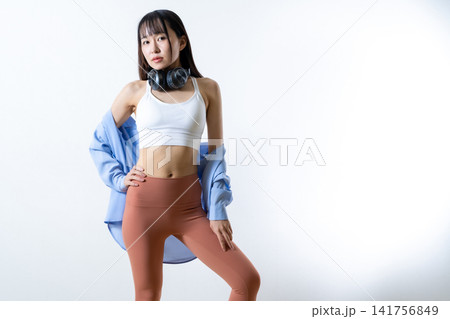 仕事帰りにジム、ヨガを始める女性イメージ 筋トレ女子 仕事帰りにジム、ヨガを始める女性イメージ 筋トレ女子 141756849