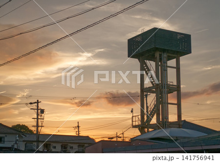 夕暮れ時の空に映える給水塔のシルエット、奈良県営競輪場付近の風景（奈良県奈良市） 141756941