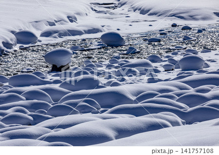 厳寒期の北海道で形成される川の雪帽子、白く覆われた自然現象 厳寒期の北海道で形成される川の雪帽子、白く覆われた自然現象 141757108