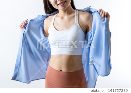仕事帰りにジム、ヨガを始める女性イメージ 痩せたお腹を見せて笑顔 筋トレ女子 顔無しトリミングアップ 仕事帰りにジム、ヨガを始める女性イメージ 痩せたお腹を見せて笑顔 筋トレ女子 顔無しトリミングアップ 141757289