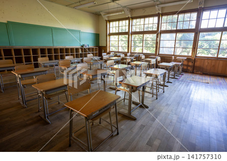 誰もいない学校の教室 誰もいない学校の教室 141757310