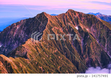 北アルプスの鹿島槍ヶ岳 北アルプスの鹿島槍ヶ岳 141757491