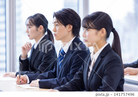 就活　セミナー　スーツを着た若い男女　撮影協力：学校法人電波学園　東京電子専門学校 141757496