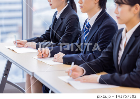 セミナー　スーツを着た若い男女の手元　撮影協力：学校法人電波学園　東京電子専門学校 141757502