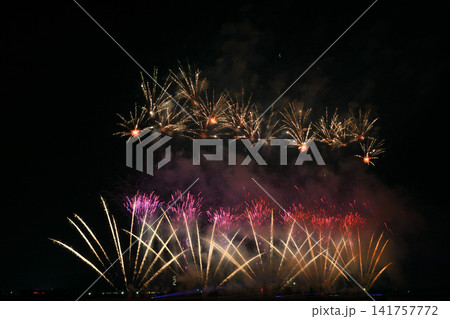 夜空に咲く花火 <大井川花火大会2026> 夜空に咲く花火 <大井川花火大会2026> 141757772