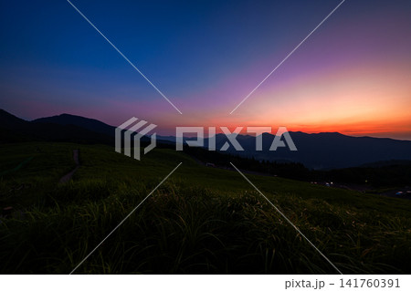 奈良県曽爾村の曽爾高原から西の山並みを望む夕景 12mm超広角レンズ 変わっていく夕焼け空⑧ 141760391