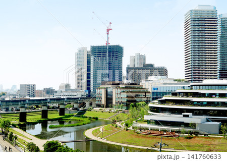 マンション群と池 マンション群と池 141760633