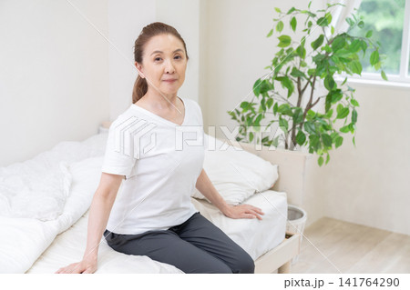 部屋でリラックスするシニア女性 141764290