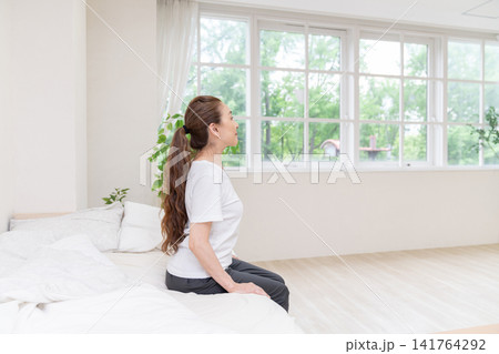 部屋でリラックスするシニア女性 141764292