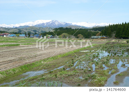福島県西会津 雪を頂く飯豊連峰を背景に走る磐越西線、沿線の里の春は近い 福島県西会津 雪を頂く飯豊連峰を背景に走る磐越西線、沿線の里の春は近い 141764600