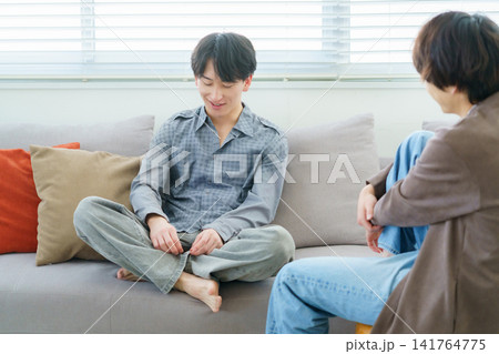 ソファに座って会話する日本人男性 ソファに座って会話する日本人男性 141764775