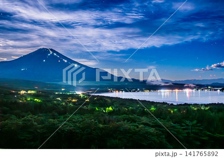 山梨の山中湖と夏の富士山 山梨の山中湖と夏の富士山 141765892