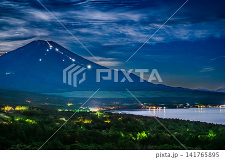 山梨の山中湖と夏の富士山 山梨の山中湖と夏の富士山 141765895