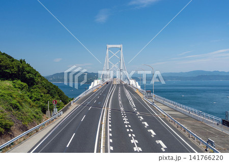 徳島県鳴門市と淡路島を結ぶ、鳴門海峡に架かる巨大な吊り橋「大鳴門橋」 徳島県鳴門市と淡路島を結ぶ、鳴門海峡に架かる巨大な吊り橋「大鳴門橋」 141766220