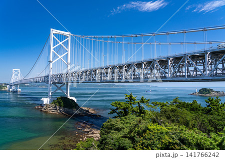徳島県鳴門市と淡路島を結ぶ、鳴門海峡に架かる巨大な吊り橋「大鳴門橋」 141766242