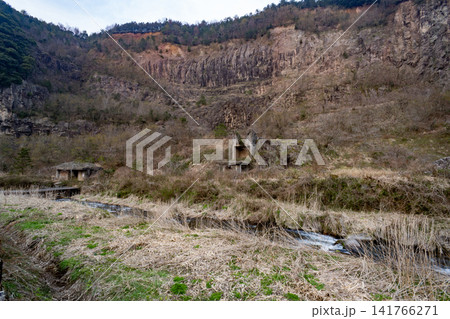 採石場跡　安山岩の大露頭　鳥取県鳥取市青谷町鳴滝 141766271